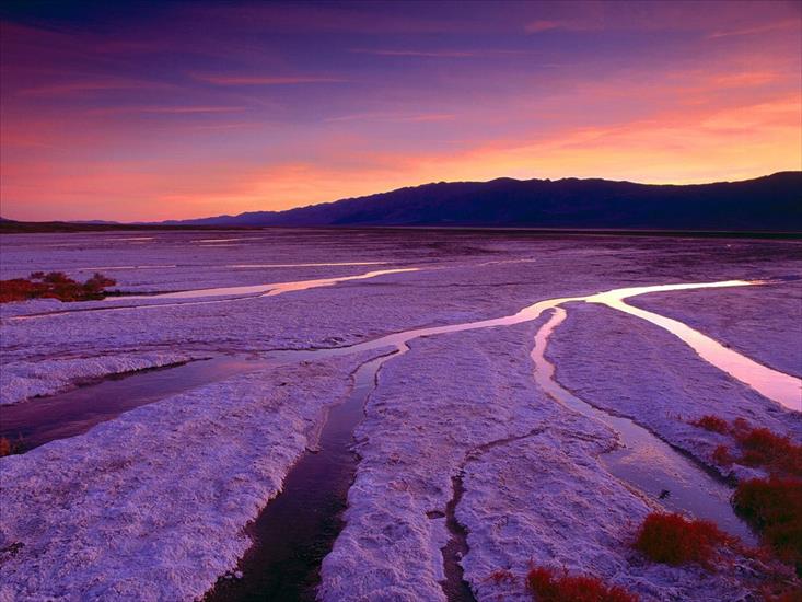 Niebo - Salt Flats and Panamint Mountains, Death Valley, California.jpg